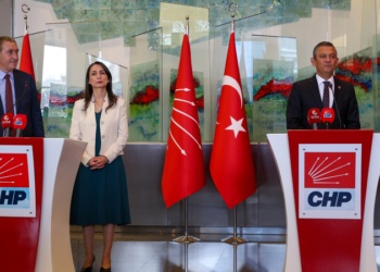 Cumhuriyet Halk Partisi Genel Başkanı Özgür Özel, Halkların Eşitlik ve Demokrasi Partisi (DEM Parti) Eş Genel Başkanları Tülay Hatimoğulları Oruç ve Tuncer Bakırhan ile CHP Genel Merkezi'nde ortak basın açıklaması yaptı.
