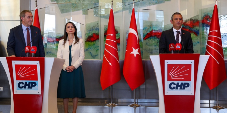Cumhuriyet Halk Partisi Genel Başkanı Özgür Özel, Halkların Eşitlik ve Demokrasi Partisi (DEM Parti) Eş Genel Başkanları Tülay Hatimoğulları Oruç ve Tuncer Bakırhan ile CHP Genel Merkezi'nde ortak basın açıklaması yaptı.